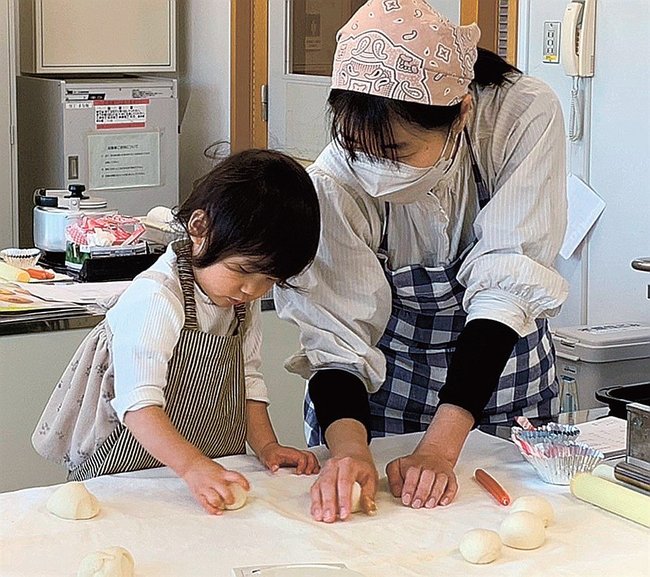 昨年のパン作りの様子（おやこ劇場松江センター提供）