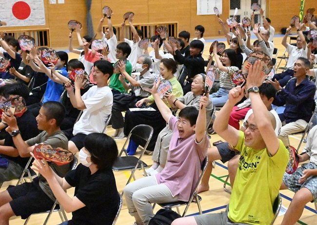 パブリックビューイング会場で決勝進出を決めた三浦龍司選手に歓声を上げる来場者＝浜田市下府町、国府小学校