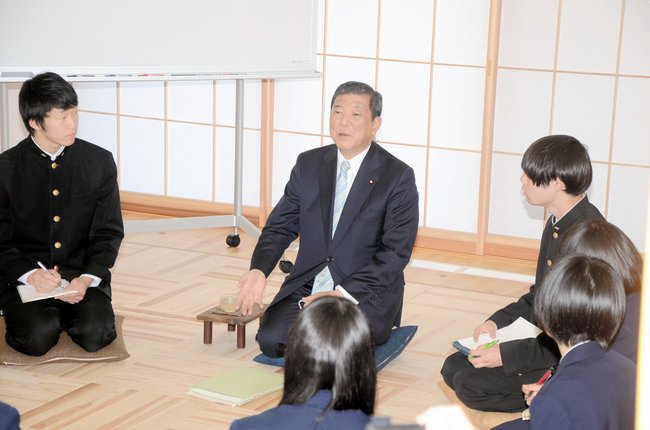地方創生担当相時代、島根県海士町を訪ねて隠岐島前高校の生徒たちと懇談する石破茂氏（中央）＝２０１５年４月