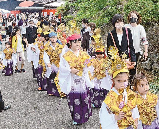 華やかな衣装で歩く子どもたち＝大田市温泉津町小浜、清水大師寺
