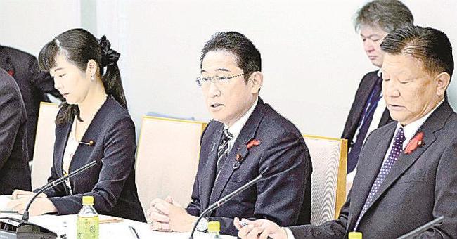 「こども未来戦略会議」の会合であいさつする岸田首相。左は加藤こども政策相、右は新藤経済再生相＝２日午前、首相官邸