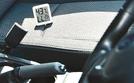 実験中の車内。４３．７度を示す温度計には警戒度最高を示すマークがともっている＝１４日午後３時８分、米子市東福原２丁目