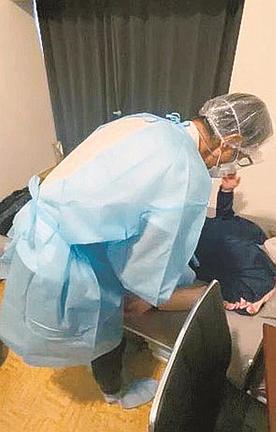 東京都内で自宅療養中の患者を診察する英裕雄医師＝８月（本人提供）