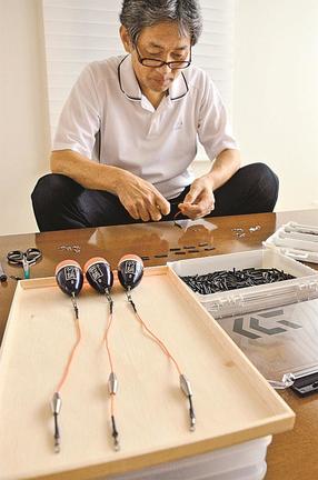 自宅で「寒グレ浮子　竹誠」の製作に励む倉橋誠治さん＝松江市国屋町