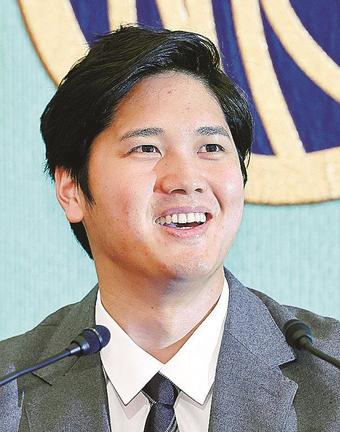 記者会見で笑顔を見せるエンゼルスの大谷翔平。投打の「二刀流」で歴史的活躍を見せた今季を振り返り、一層の飛躍を誓った＝１５日午前、東京・内幸町の日本記者クラブ
