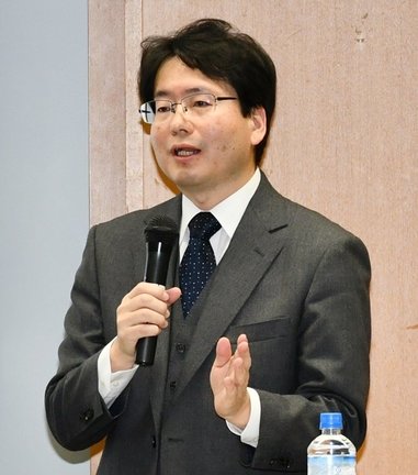 そば切りを振る舞った松江藩士・岡田信世の功績を紹介する西島太郎教授＝松江市朝日町、松江テルサ