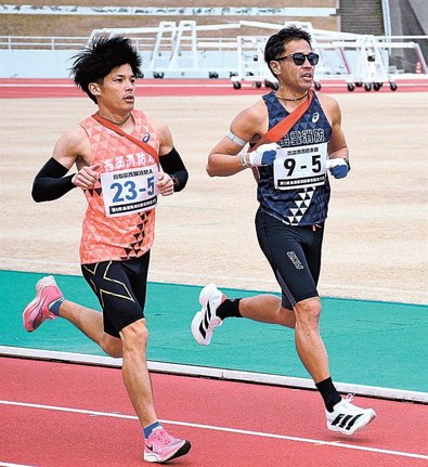 最終区間で競い合う消防職員＝出雲市大社町北荒木、島根県立浜山公園陸上競技場
