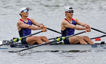 【男子軽量級ダブルスカル決勝】１位となった宮浦真之（左）、古田直輝組。パリ五輪出場権を獲得＝忠州（共同）