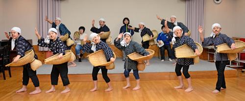 安来節保存会神門支部窪田教室の小中学生メンバーら＝出雲市佐田町八幡原、窪田コミュニティセンター