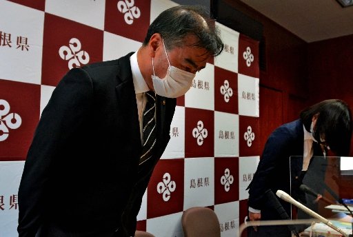 医師のパワハラを謝罪する井手久武局長(手前)=松江市殿町、県庁