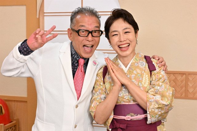 21日放送『おしゃべり小料理ゆみこ』=(左から)円広志、有働由美子(C)MBS