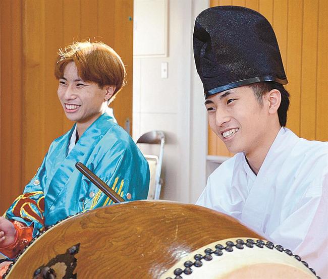 公演を企画した竹原和希さん（左）と倫希さん＝浜田市国分町、浜田ろう学校