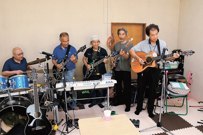 音楽祭に向けて練習に励む、こもＫｏＲｏのメンバー＝島根県隠岐の島町東郷