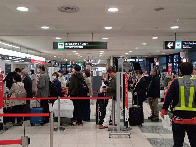 出雲空港で欠航した羽田便の払い戻しの列を作る人たち＝２４日午前、出雲市斐川町沖洲