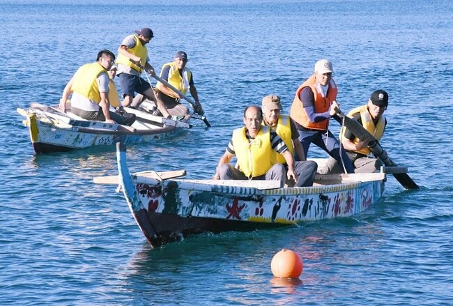 団体戦決勝で激しく争う北分チーム(左)と菱浦チーム=島根県海士町福井、菱浦港