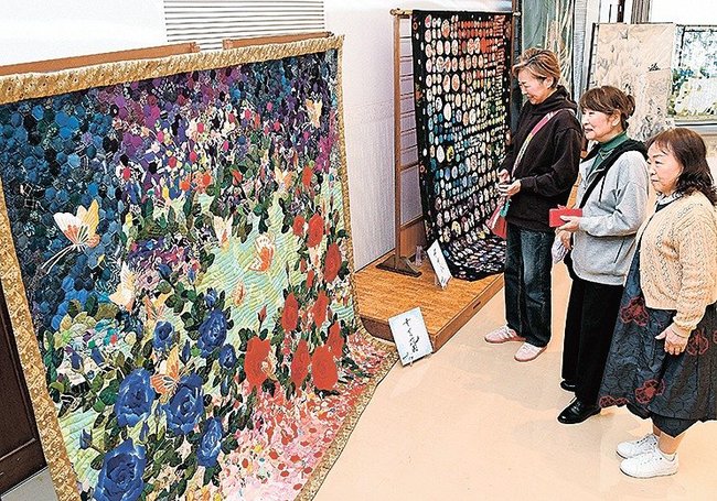 柳沢時子さんの作品に見入る来場者∥大田市大田町、大田商工会議所