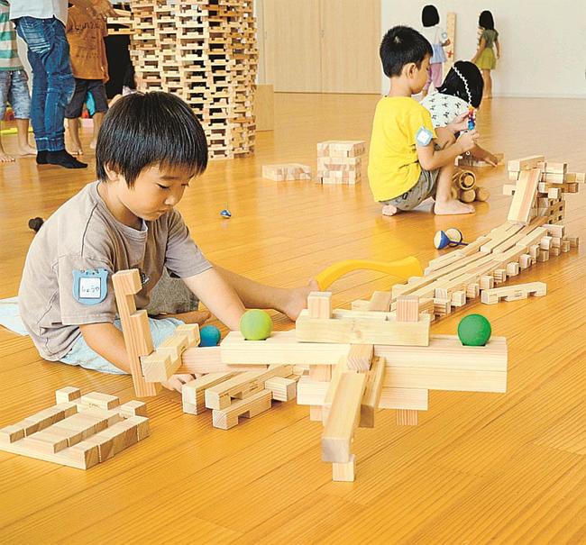 「クミノ」を使って遊ぶ園児＝安来市安来町、城谷こども園