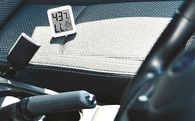 実験中の車内。４３．７度を示す温度計には警戒度最高を示すマークがともっている＝１４日午後３時８分、米子市東福原２丁目