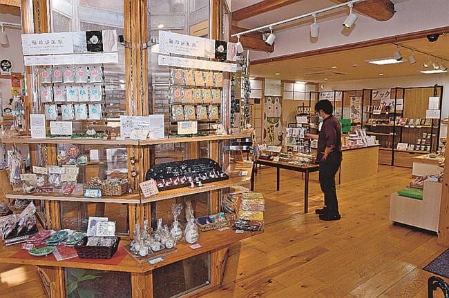 閑散とした土産物店。閑散期の６、７月は土曜・休日のみの営業に切り替えた＝松江市佐草町、「縁結び　八重」