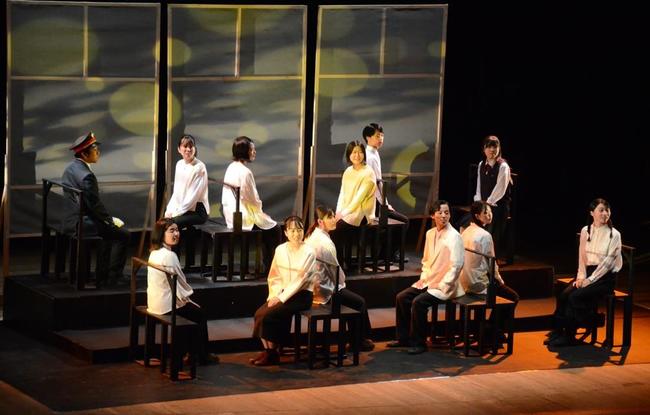 「ローカル線に乗って」を演じる三刀屋高校演劇部の生徒たち＝８月27日、東京都千代田区の国立劇場