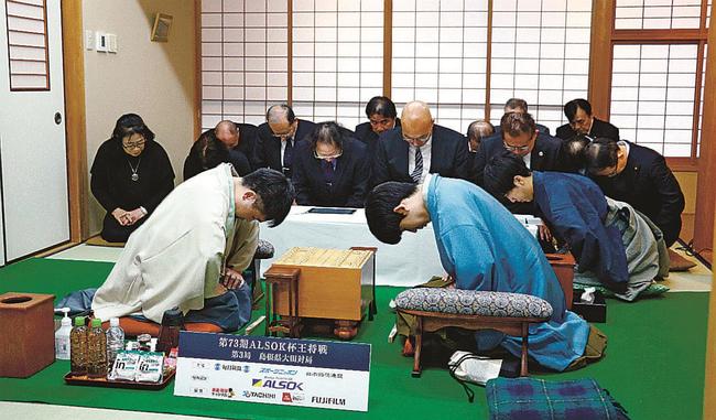 開始前に互いに一礼する藤井聡太王将（右）と菅井竜也八段＝大田市三瓶町、国民宿舎さんべ荘（提供：日本将棋連盟）