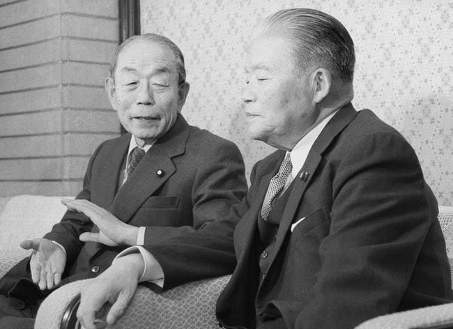 会談する大平正芳首相（右）と福田赳夫前首相＝1980年３月、首相官邸