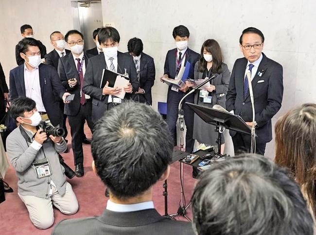 閣議後、記者団の取材に応じる葉梨法相（右端）＝１１日午前、国会