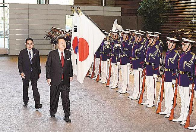 首相官邸で歓迎行事に臨む韓国の尹錫悦大統領（右）と岸田首相＝１６日午後４時４４分