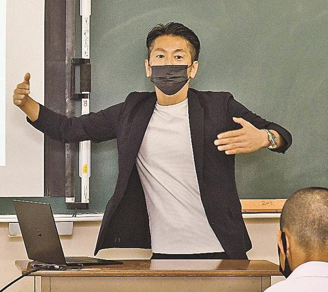 食と観光の事業について話す西原史郎氏＝島根県邑南町矢上、矢上高校