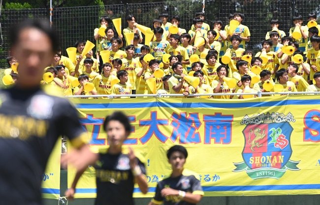 優勝に向けて声をからす立正大淞南のスタンド＝出雲市大社町北荒木、県立浜山公園陸上競技場