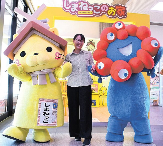 しまねっことミャクミャクと記念撮影する来庁者＝松江市殿町、島根県庁