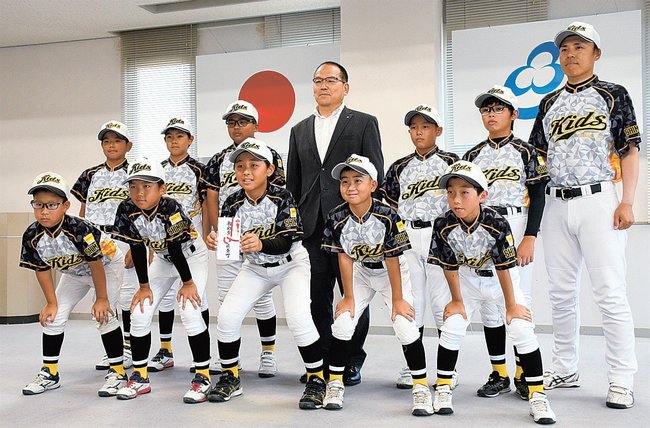 健闘を誓うＫｉｄｓ（キッズ）ベースボールクラブのメンバー＝島根県邑南町矢上、町役場