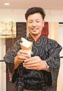シルクパウダー入りのソフトクリームを手にする影山晃司社長＝出雲市今市町、影山呉服店