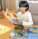 本でフェアトレードについて勉強する鳥居こころさん＝島根県邑南町井原