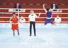 女子フェザー級決勝でフィリピン選手（左）を破り優勝し、跳び上がって喜ぶ入江聖奈＝両国国技館