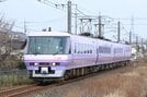 ２０２４年４月５日で運行を終了する「スーパーやくも」編成＝出雲市斐川町求 院