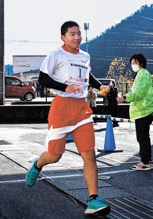 トップでゴールしたチーム本広のアンカー岩原郡さん＝島根県吉賀町七日市、吉賀中学校