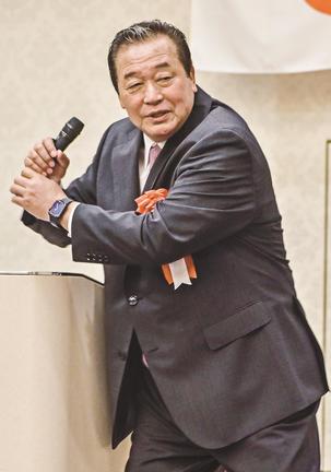 自身の現役時代の打撃フォームを紹介して柔軟な思考を持つ大切さを伝える梨田昌孝さん＝浜田市黒川町、島根浜田ワシントンホテルプラザ