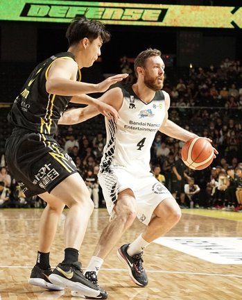 【６回戦・島根－群馬】第１クオーター、島根のニック・ケイ（右）がドリブルで攻め込む＝オープンハウスアリーナ太田