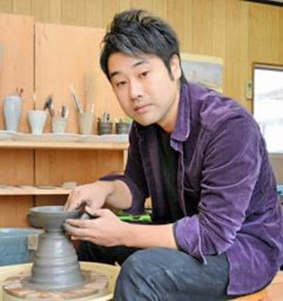 先人から受け継いだ技術を磨き、山陰の自然をイメージした色合いの器作りに精を出す目次潤平さん。日用品と美術工芸品の両方の作品作りに取り組んでいます