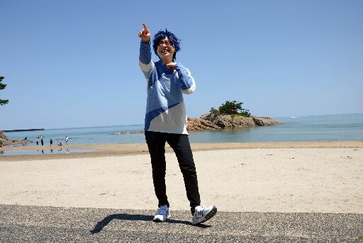 浦富海岸でポーズを取るコスプレイヤー＝鳥取県岩美町浦富