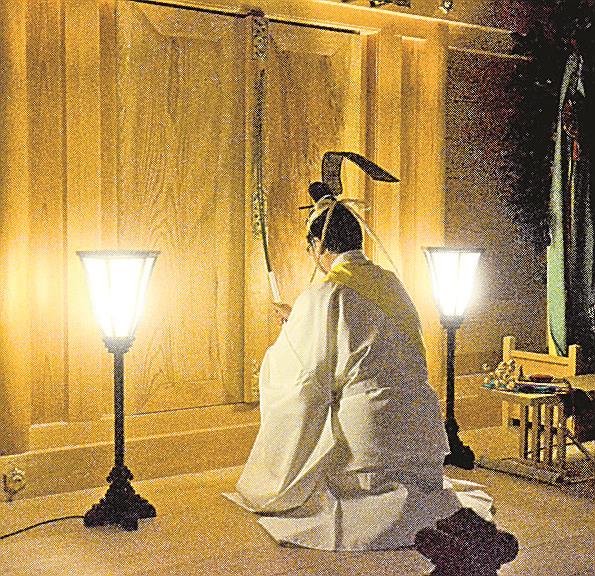 梅の枝で扉をたたき、神々に出発の時を知らせる錦田剛志宮司＝出雲市斐川町併川、万九千神社