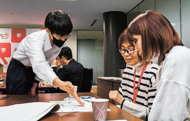 「はしま」について職員に説明する養護学校の生徒(左)=出雲市今市町、市役所