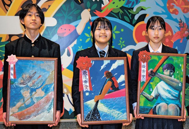 表彰され作品を持つ（左から）久家海勇さん、西田天舞さん、平井美桜さん＝島根県美郷町信喜、カヌーレＩＭＡＩ