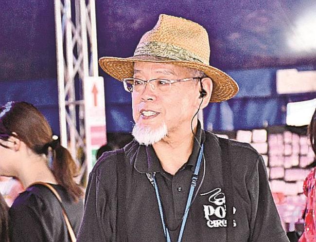 公演前、会場を見回る掘留三男さん＝松江市学園南１丁目、旧島根県立プール跡地特設大テント