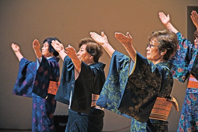 リハーサルに臨む鬼太郎音頭保存会のメンバー=境港市中野町、市文化ホール