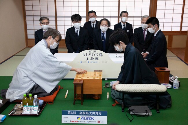 ２５日の対局に臨む藤井聡太王将（右）と羽生善治九段（提供：日本将棋連盟）