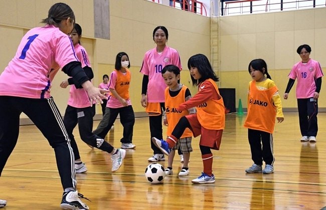 県立大生とサッカーを楽しむ子どもたち＝松江市浜乃木７丁目、島根県立大松江キャンパ