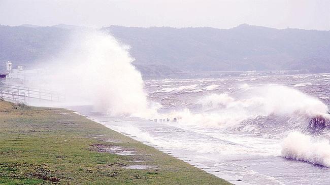 強風の影響で、宍道湖は波が高くなり、遊歩道などに打ち寄せた＝２５日午後４時１７分、松江市袖師町