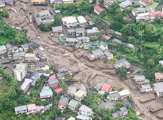 大規模な土石流が発生した静岡県熱海市伊豆山の現場＝４日